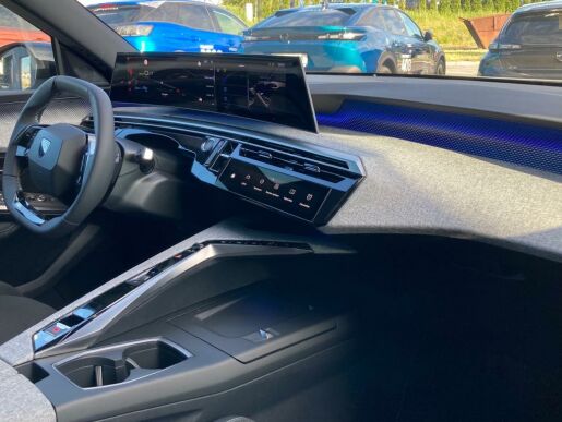 Peugeot 3008 GT Elektromotor 157 kW / 210 k