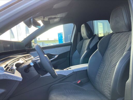 Peugeot 3008 GT Elektromotor 157 kW / 210 k