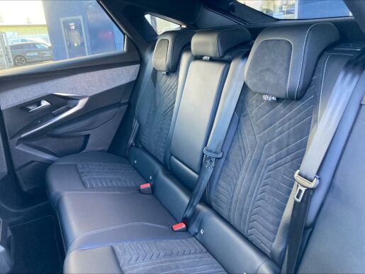 Peugeot 3008 GT Elektromotor 157 kW / 210 k