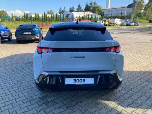 Peugeot 3008 GT Elektromotor 157 kW / 210 k