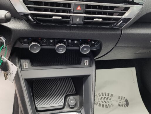 Citroën C4 X PLUS 1.2 PureTech 130 S&S EAT8 PŘEDVÁDĚCÍ VŮZ
