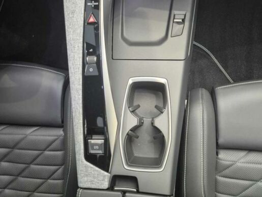 Peugeot 3008 GT Elektromotor 157 kW / 210 k