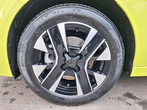 Peugeot 208 ALLURE 1.2 PT 100K MAN6