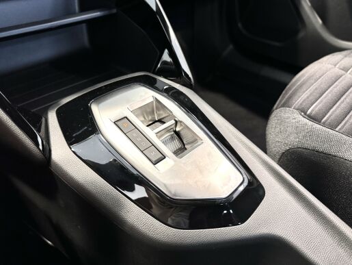 Peugeot 2008 ACTIVE, Hybrid 136k, Automat