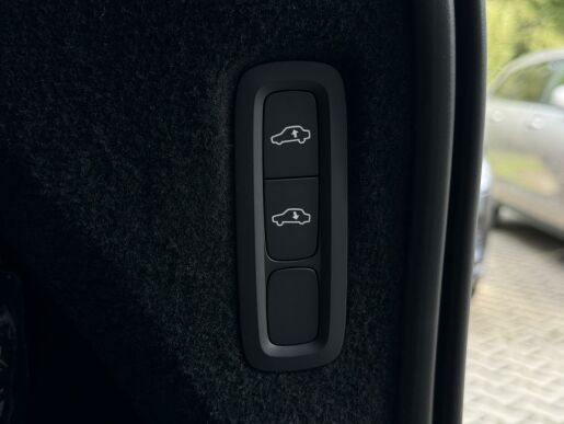 Volvo XC90 T8 AWD 335kW ULTIMATE DARK
