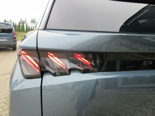 Peugeot 5008 GT Elektromotor 157 kW / 210 k
