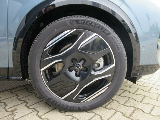 Peugeot 5008 GT Elektromotor 157 kW / 210 k