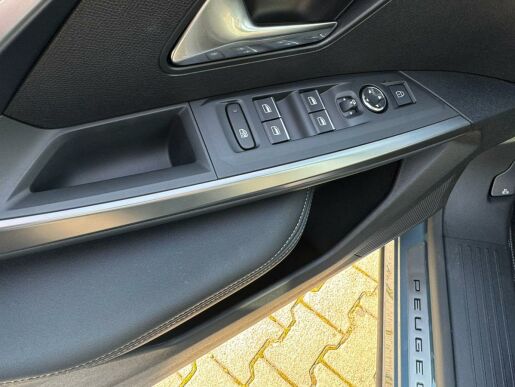 Peugeot 5008 GT Elektromotor 157 kW / 210 k