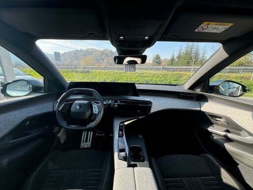 Peugeot 5008 GT Elektromotor 157 kW / 210 k