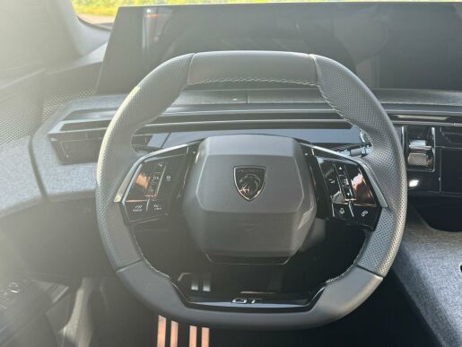 Peugeot 5008 GT Elektromotor 157 kW / 210 k