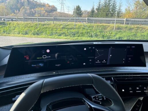 Peugeot 5008 GT Elektromotor 157 kW / 210 k