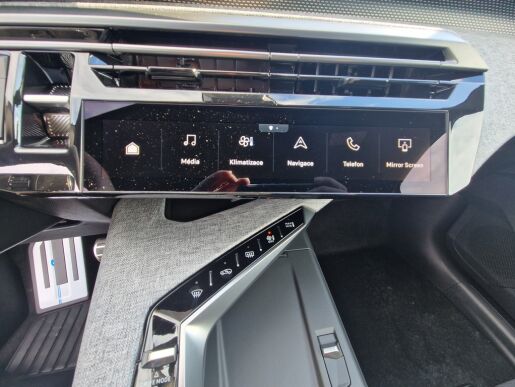 Peugeot 5008 GT Elektromotor 157 kW / 210 k (Baterie 73 kWh) 