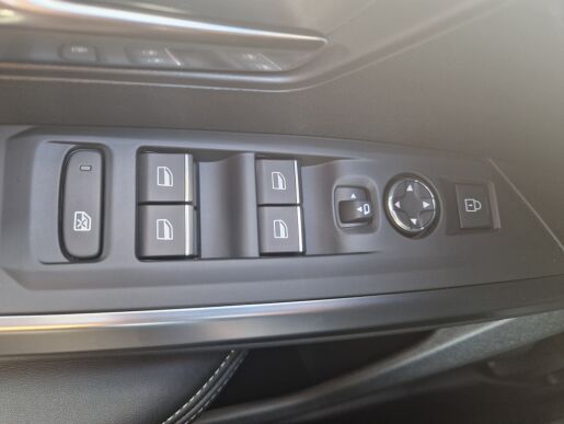 Peugeot 5008 GT Elektromotor 157 kW / 210 k (Baterie 73 kWh) 