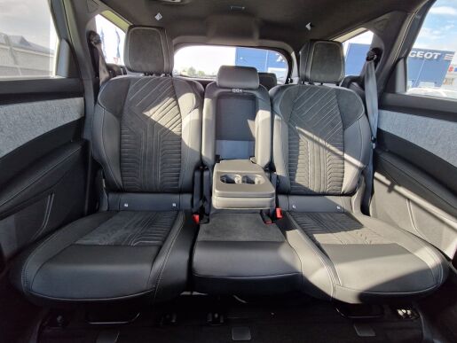 Peugeot 5008 GT Elektromotor 157 kW / 210 k (Baterie 73 kWh) 