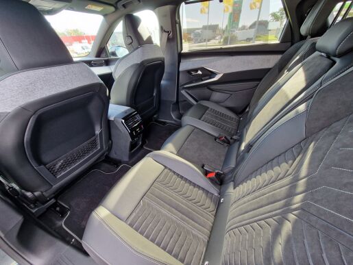 Peugeot 5008 GT Elektromotor 157 kW / 210 k (Baterie 73 kWh) 