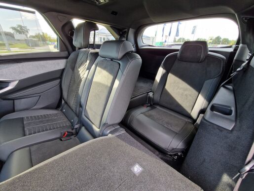 Peugeot 5008 GT Elektromotor 157 kW / 210 k (Baterie 73 kWh) 