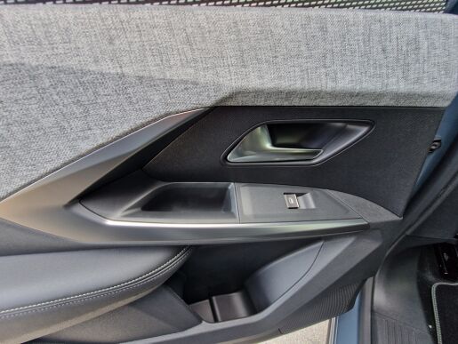 Peugeot 5008 GT Elektromotor 157 kW / 210 k (Baterie 73 kWh) 