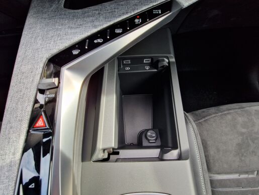 Peugeot 5008 GT Elektromotor 157 kW / 210 k (Baterie 73 kWh) 