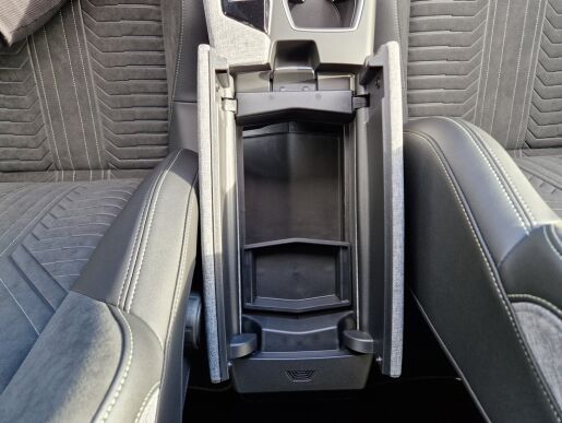 Peugeot 5008 GT Elektromotor 157 kW / 210 k (Baterie 73 kWh) 