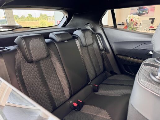 Peugeot 2008 ALLURE, Pack Vision, 7 let záruka