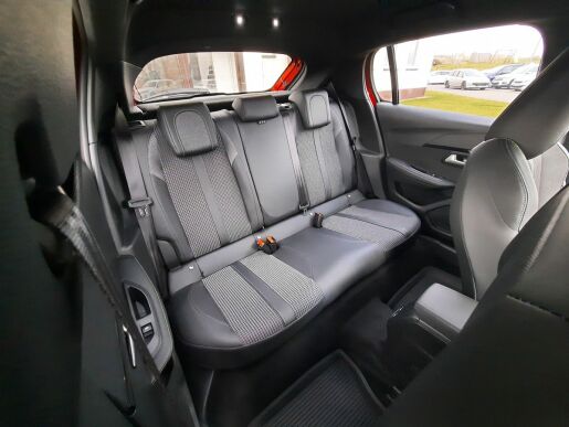 Peugeot 208 e-GT EL100kW 1.MAJ!
