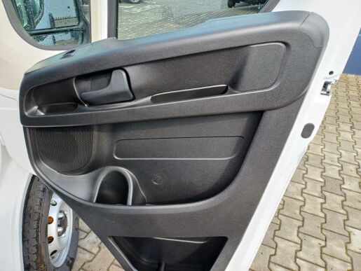 Peugeot Boxer 3300 L2H2 120k 7 let zár.