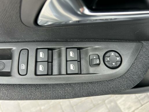 Peugeot 208 STYLE PureTech 100 S&S MAN6