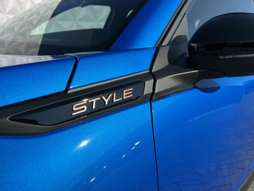 Peugeot 2008 STYLE Hybrid 136 e-DCS6