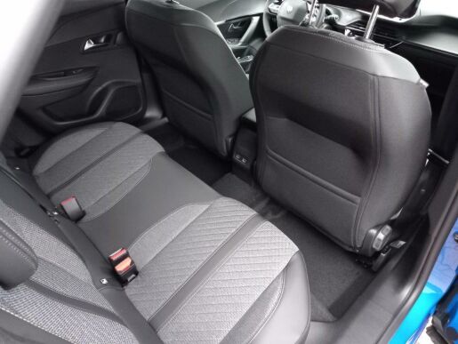 Peugeot 2008 ALLURE 1.2 PureTech 7 let zár.