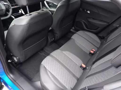 Peugeot 2008 ALLURE 1.2 PureTech 7 let zár.