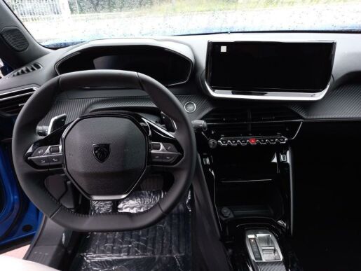 Peugeot 2008 ALLURE 1.2 PureTech 7 let zár.