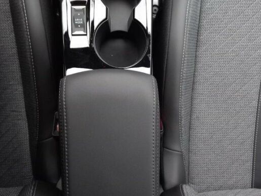 Peugeot 2008 ALLURE 1.2 PureTech 7 let zár.