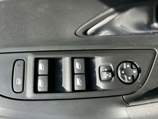 Peugeot 2008 ALLURE Hybrid 136 e-DCS6