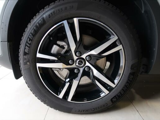 Volvo XC40 2,0 B3 Plus Dark AUT