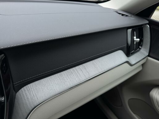 Volvo XC60 T6 AWD ULTIMATE DARK | VZDUCH