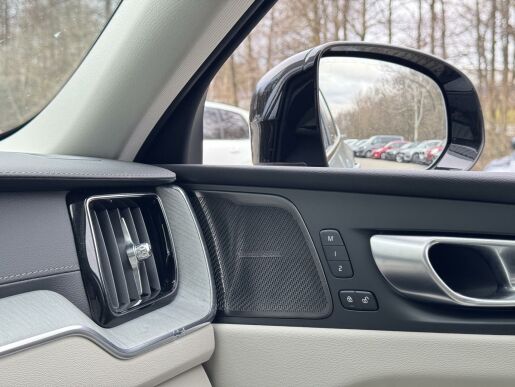 Volvo XC60 T6 AWD ULTIMATE DARK | VZDUCH