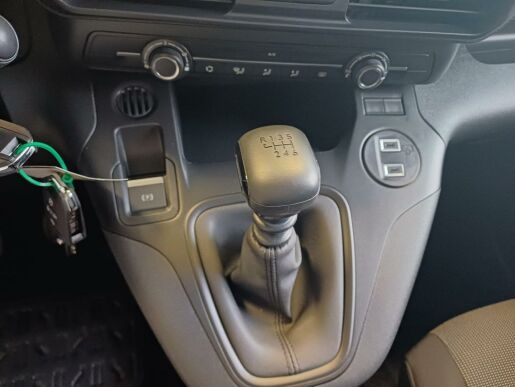 Peugeot Rifter LONG ACTIVE 7 let zár.