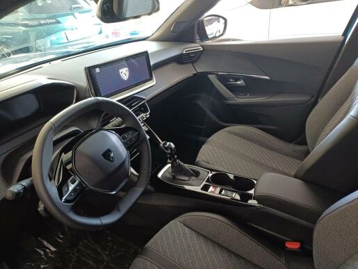 Peugeot 2008 ALLURE 1.2 PureTech 7 let zár.