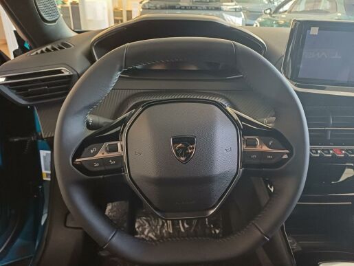 Peugeot 2008 ALLURE 1.2 PureTech 7 let zár.