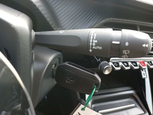 Peugeot 2008 ALLURE 1.2 PureTech 7 let zár.