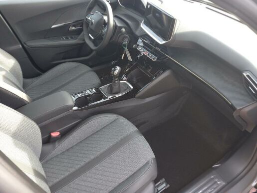 Peugeot 2008 ALLURE 1.2 PureTech 7 let zár.