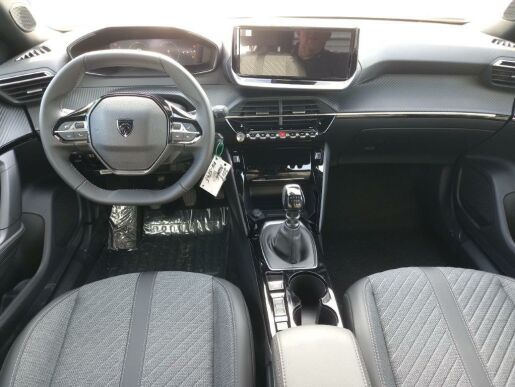 Peugeot 2008 ALLURE 1.2 PureTech 7 let zár.