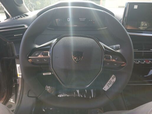 Peugeot 2008 ALLURE 1.2 PureTech 7 let zár.