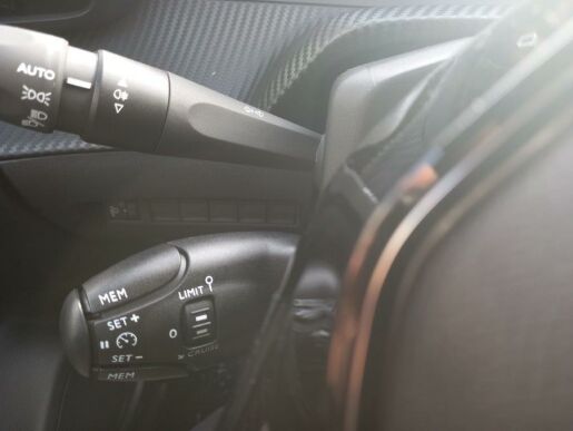 Peugeot 2008 ALLURE 1.2 PureTech 7 let zár.