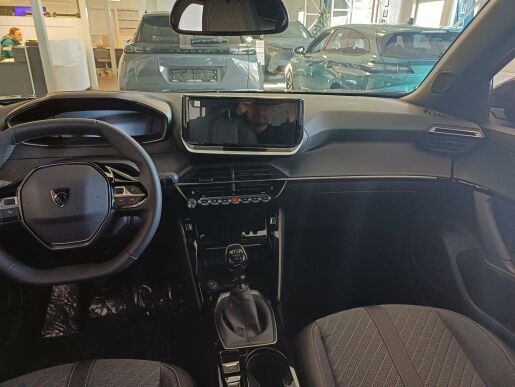 Peugeot 2008 ALLURE 1.2 PureTech 7 let zár.