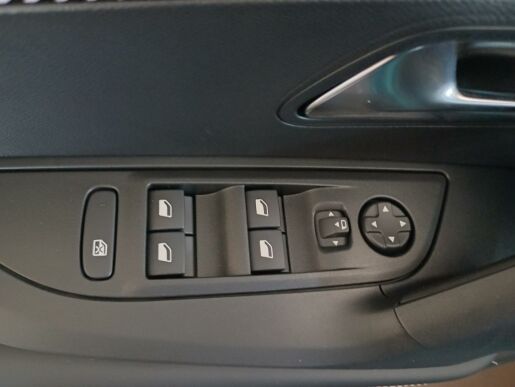 Peugeot 2008 ALLURE 1.2 PureTech 7 let zár.