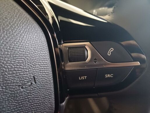 Peugeot 2008 ALLURE 1.2 PureTech 7 let zár.