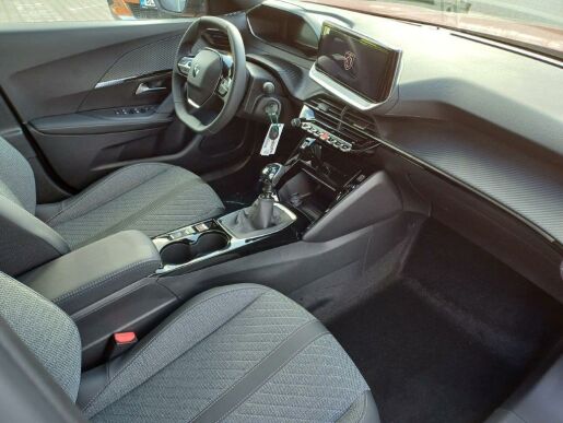 Peugeot 2008 ALLURE 1.2 PureTech 7 let zár.
