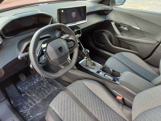 Peugeot 2008 ALLURE 1.2 PureTech 7 let zár.