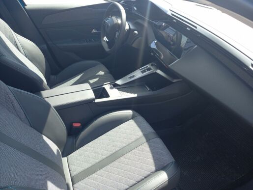 Peugeot 408 ALLURE Hybrid 136 7 let zár.